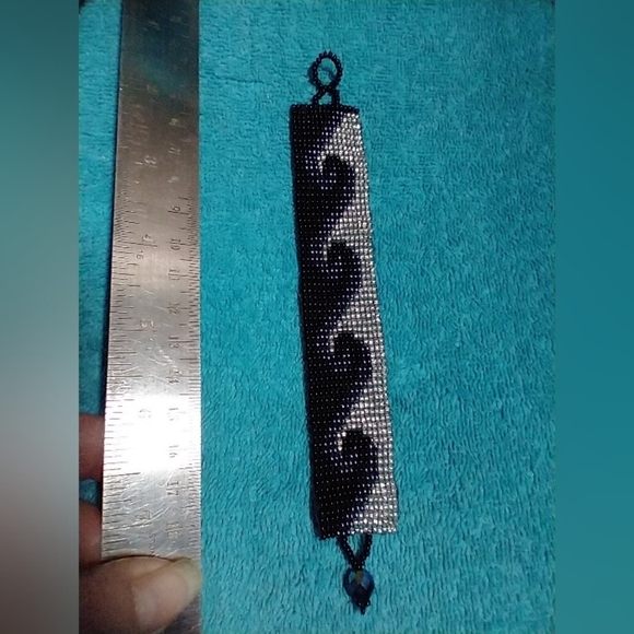 Black and Gray Silver Wave Patterned Beaded Bracelet Small Wrist - Picture 2 of 5